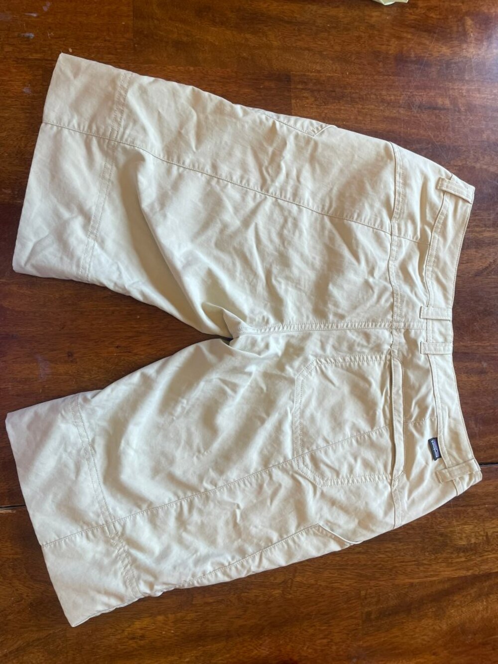 Patagonia women's khaki Bermuda-style shorts, size 6, nylon/polyester - Picture 2 of 6